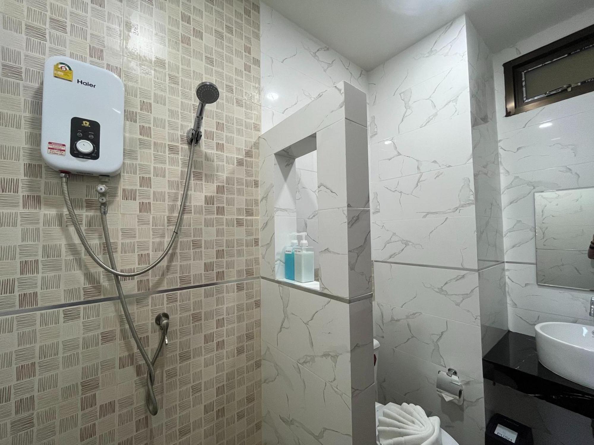 J & Ariya Hotel Near Samui Airport And Koh Phangan Pier ボプート エクステリア 写真